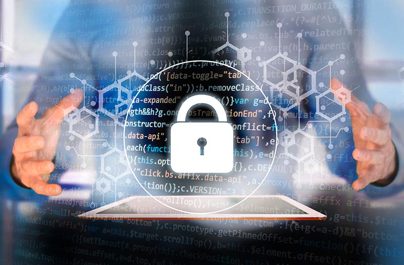 Datenschutz / Compliance / Risikomanagement: Datenwolke zwischen zwei Händen mit Schloss gesichert